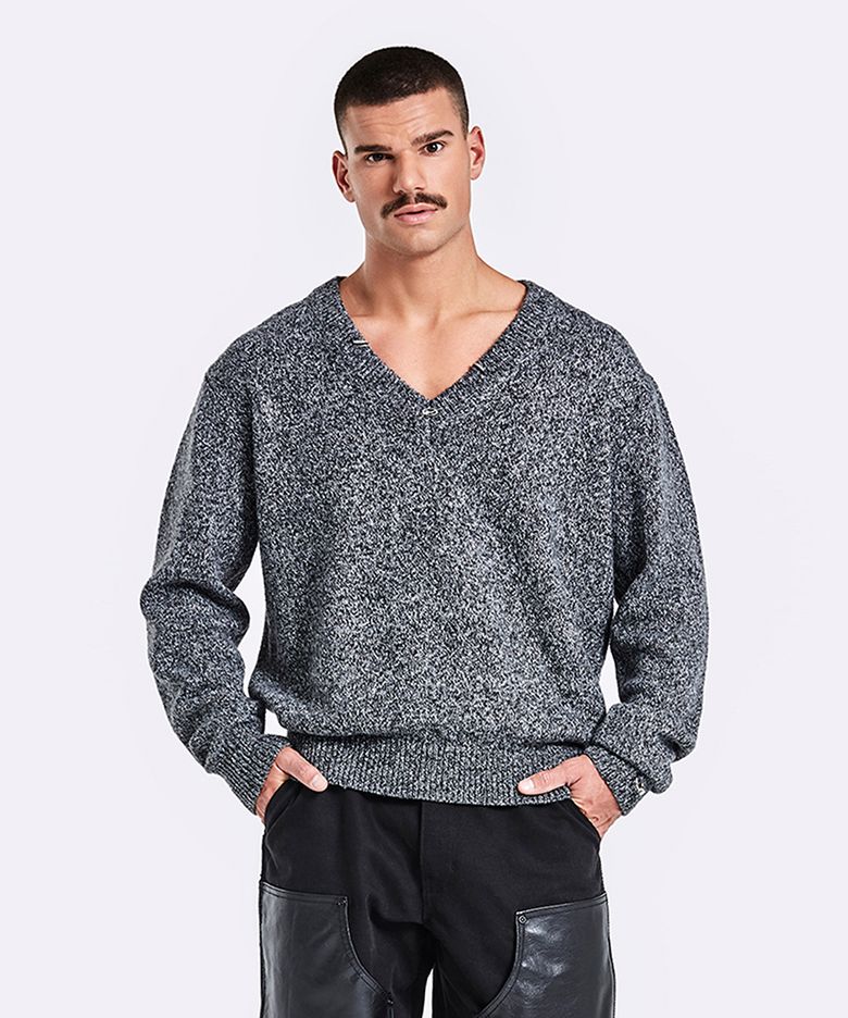 Piercing V Neck Knit - Black