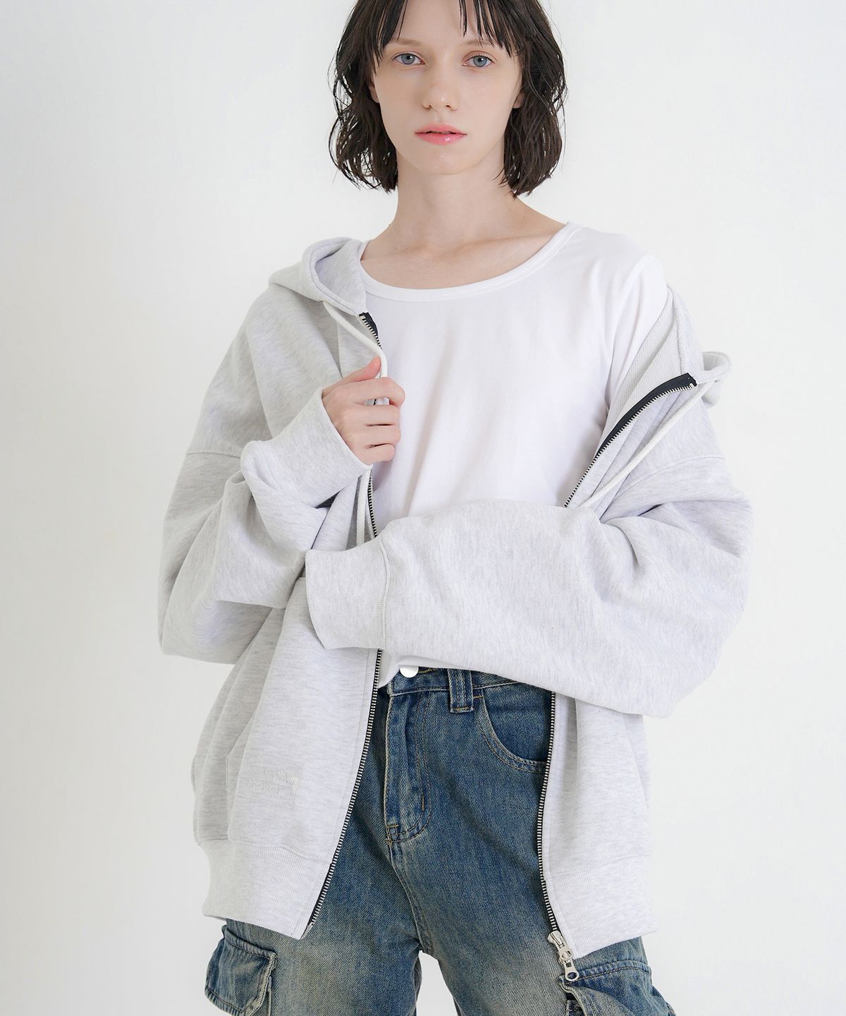 카인즈(KINDS) 백 로고 러닝자수 오버핏 후드 집업_White Melange