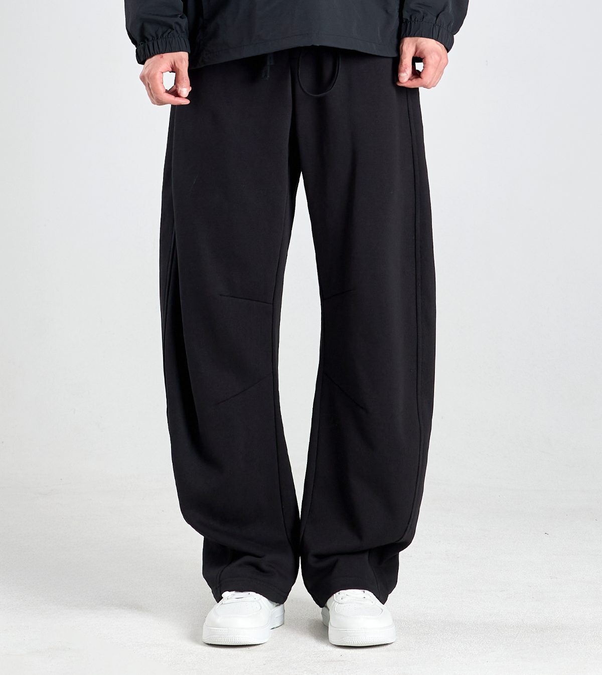 버튼서울(BUTTON SEOUL) 커브드 볼륨 라인 밴딩 스웻 팬츠 (블랙)