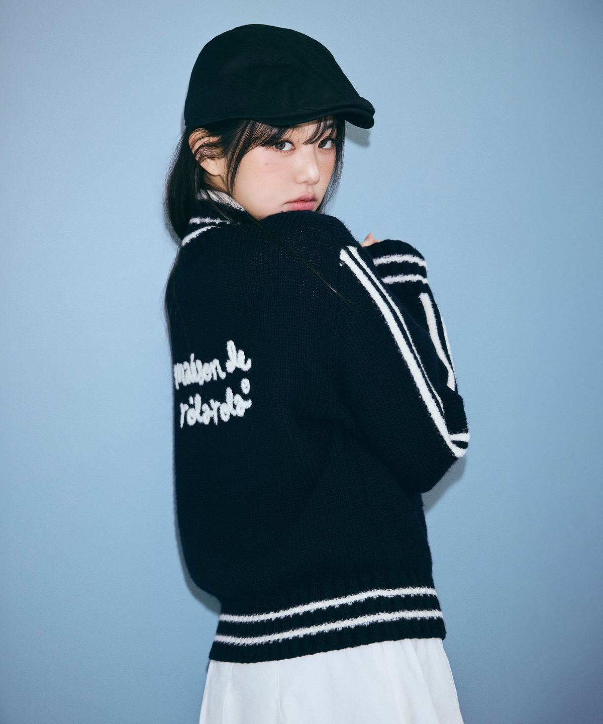 로라로라(ROLAROLA) MAISON DE ROLA EMBROIDERY WOOL BLENDED KNIT ZIP-UP BLACK