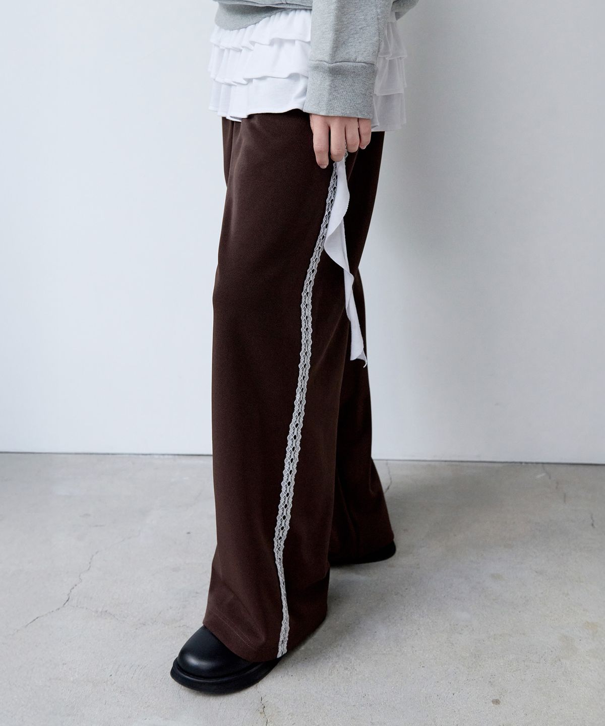 로라로라(ROLAROLA) LACE WIDE TRACK PANTS BROWN