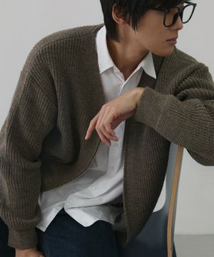 에센셜 브이넥 니트 집업 가디건 [다크베이지]