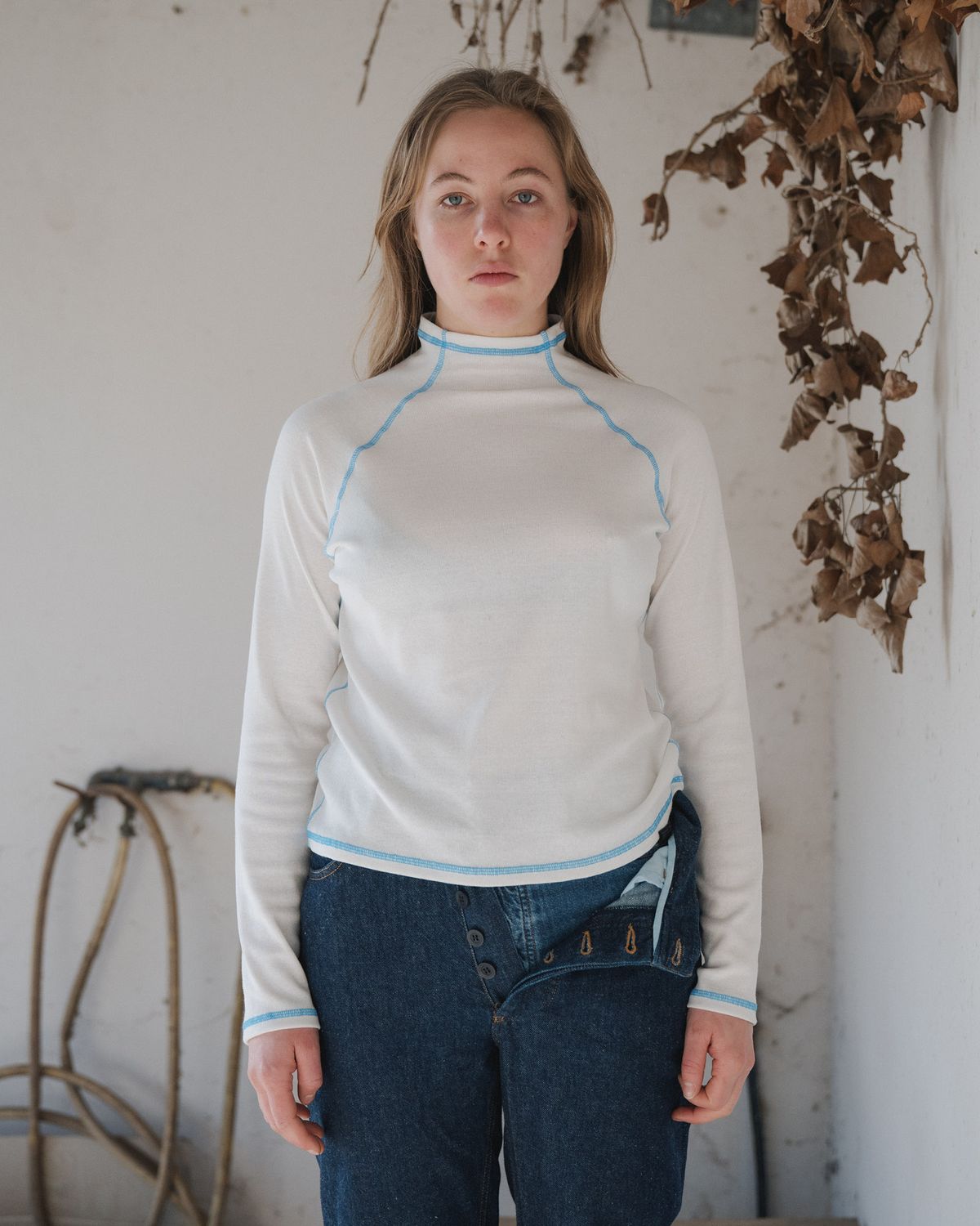 베이스레인지(BASERANGE) CAST TURTLENECK (COTTON RIB)