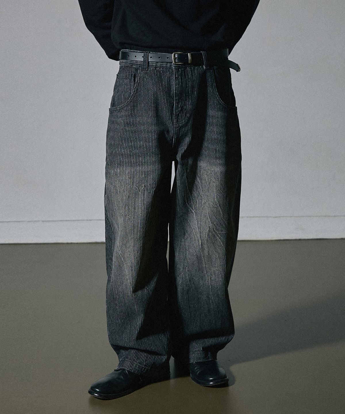 후브스(HOOVES) 커브드 립 데님 팬츠 [페이드블랙]