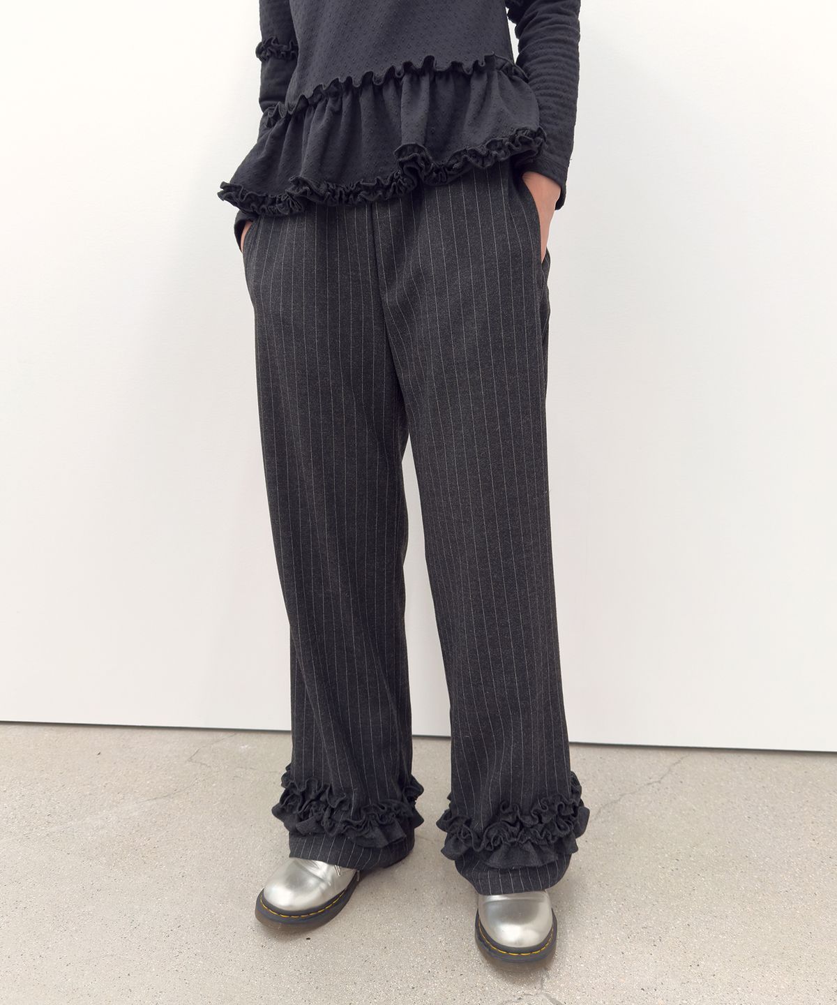 타입서비스(TYPESERVICE) Ruffle Trimmed Wool Pants [Black]