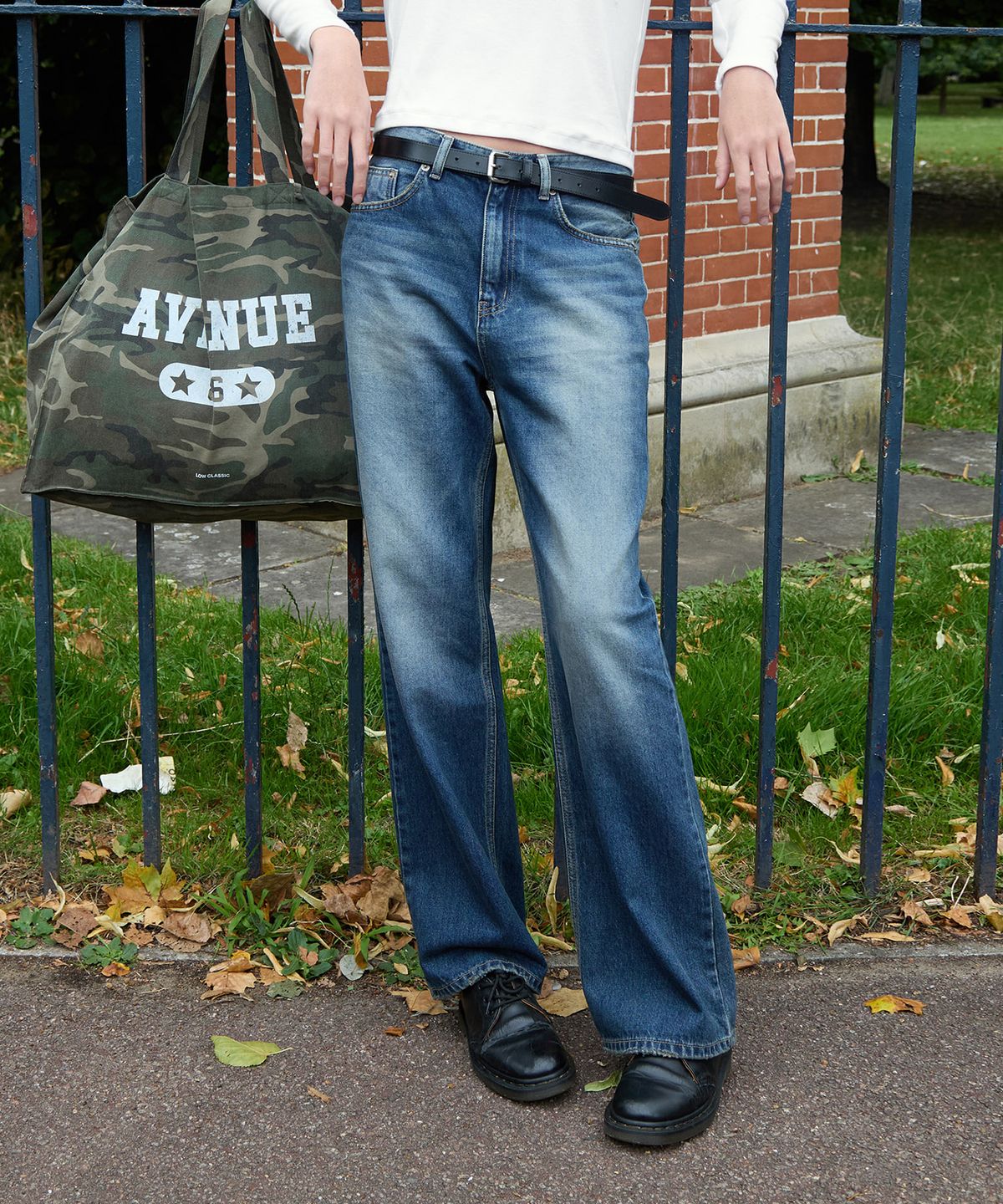 로우클래식(LOW CLASSIC) VINTAGE RELAXED-FIT JEANS_MID BLUE_LC253PT25B3