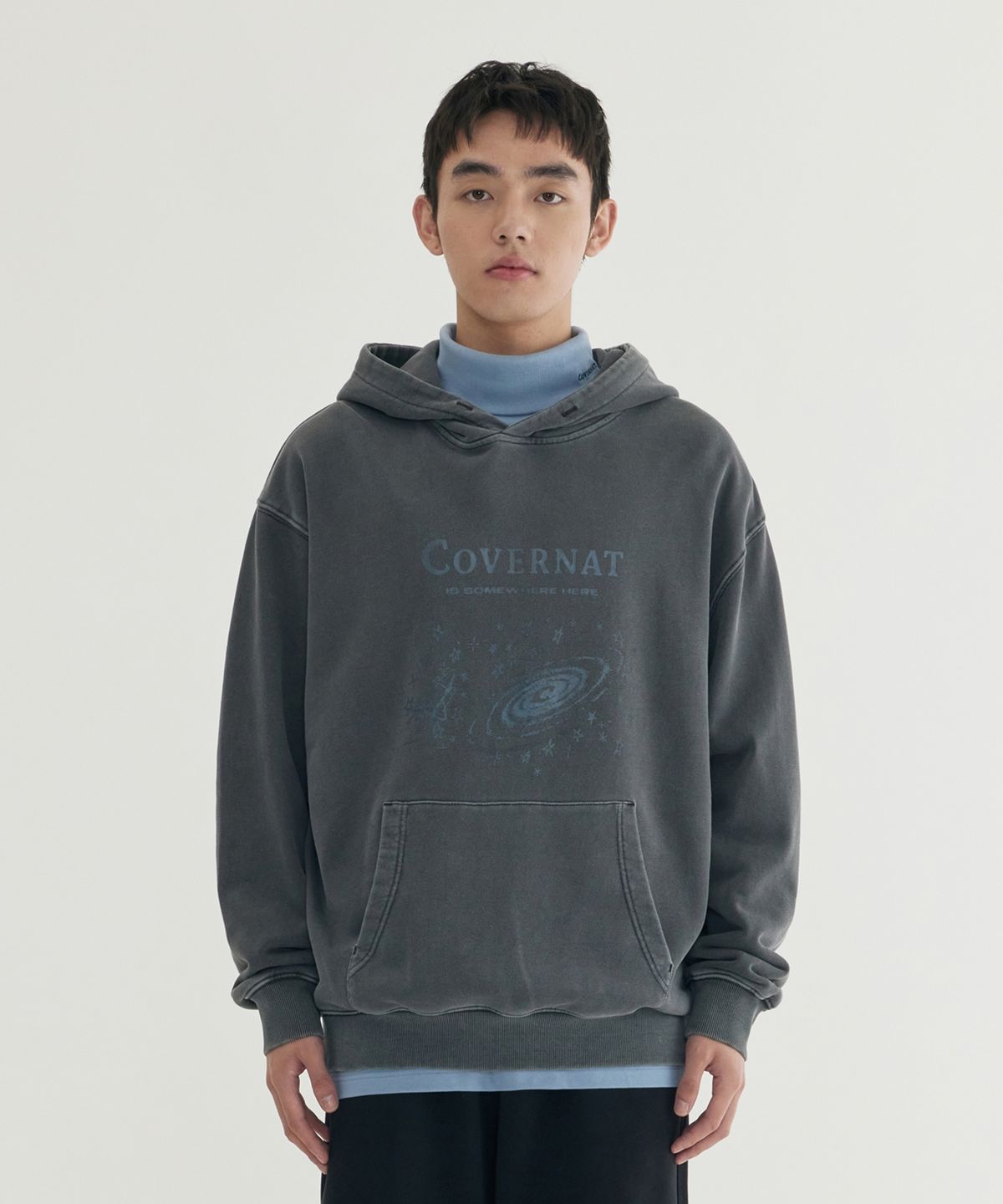 커버낫(COVERNAT) 유니버스 드로잉 그래픽 후디 Charcoal