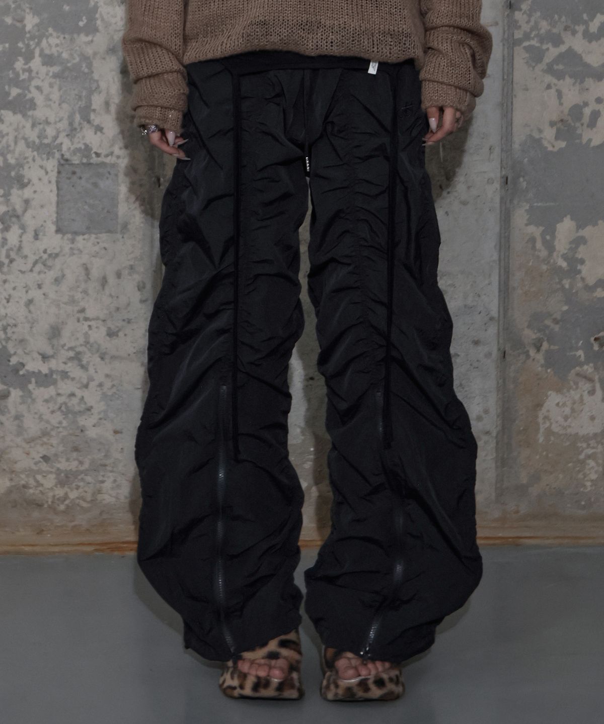 팬시클럽(FANCY CLUB) 로우라이즈 나일론 셔링 팬츠 (BLACK) F25ZD974