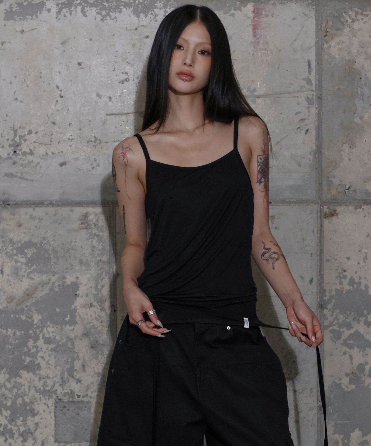 팬시클럽(FANCY CLUB) 2-WAY 스트랩 슬리브리스 (BLACK) F25ZB029