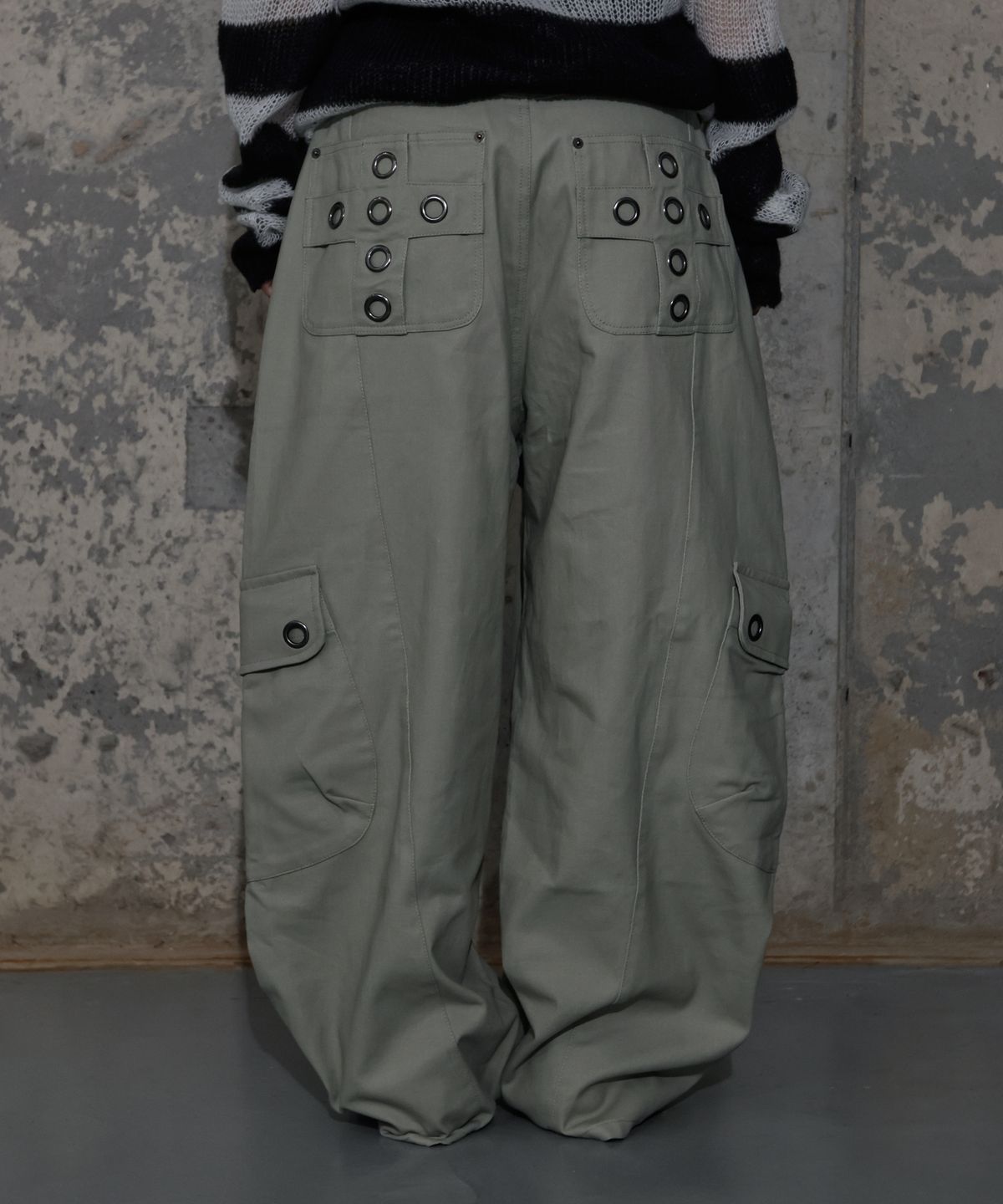 팬시클럽(FANCY CLUB) 크로스 포켓 카고 팬츠 (ASH KHAKI) F25ZD976