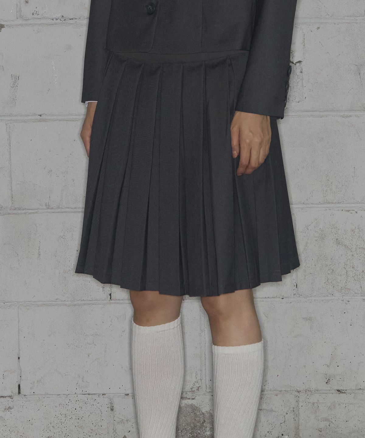 팬시클럽(FANCY CLUB) 클래식 버클 플리츠 미디 스커트 (GRAY) F25ZD970