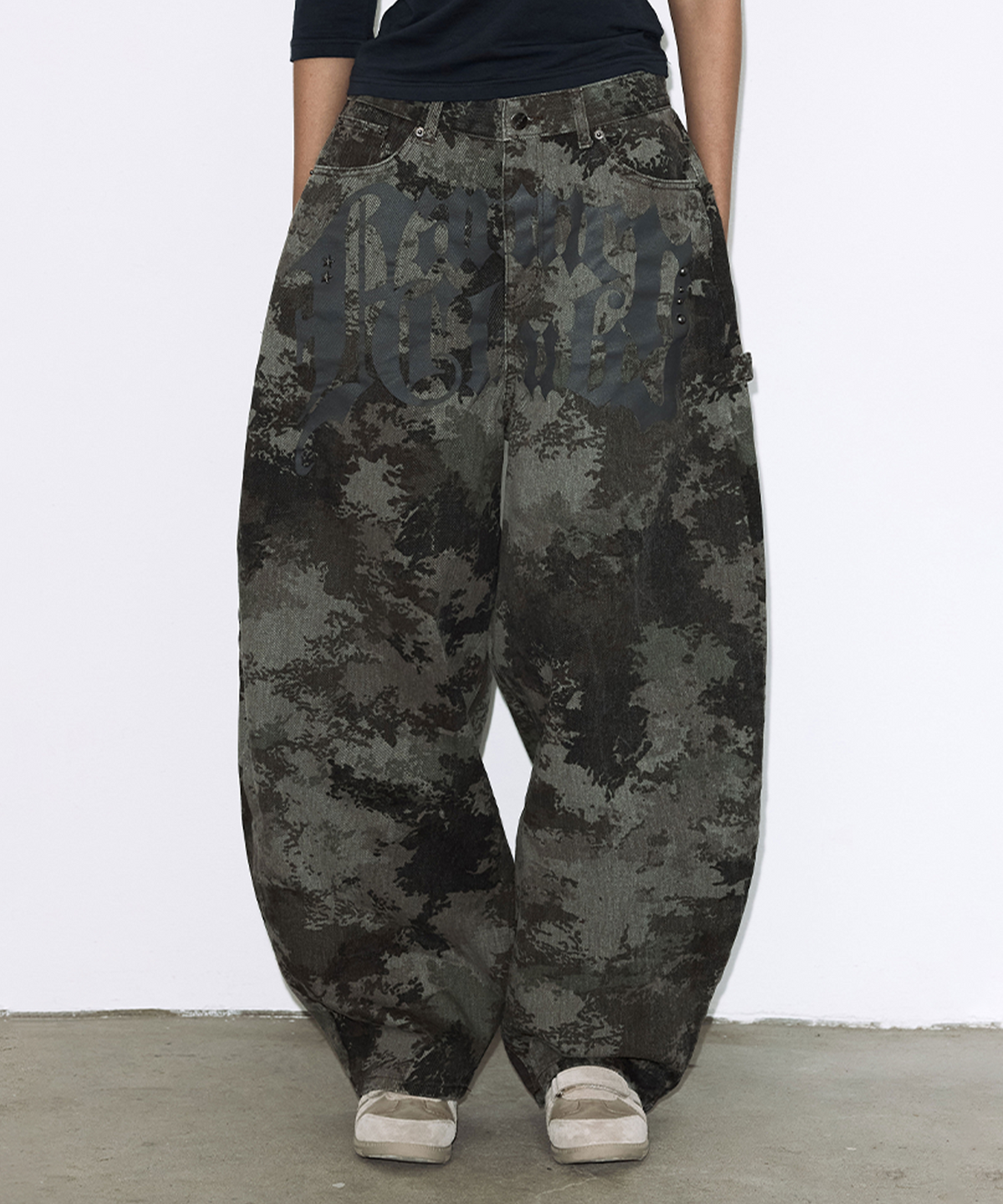 팬시클럽(FANCY CLUB) 투스잼 와이드 데님 팬츠 (CAMO) F26QD150