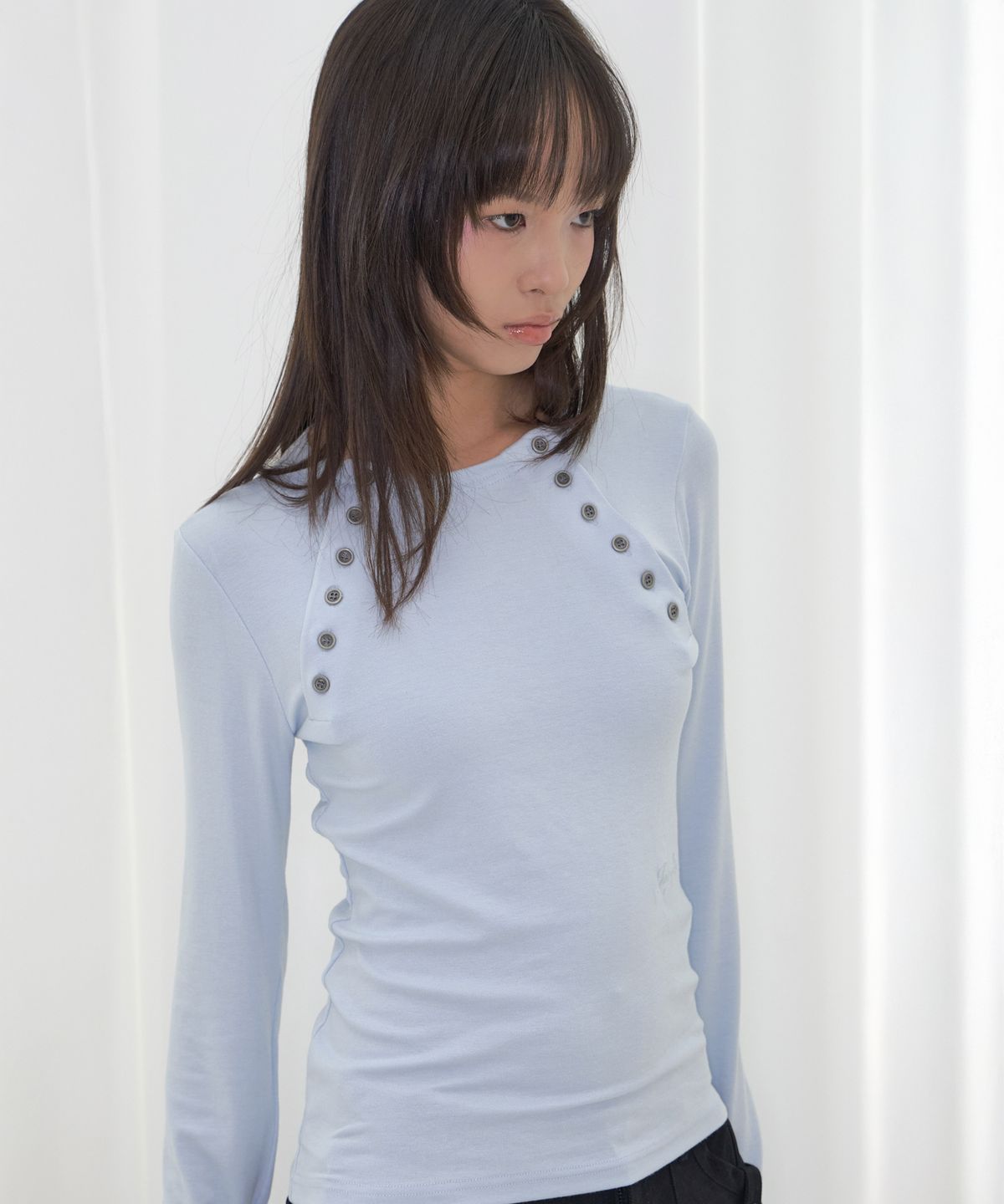 팬시클럽(FANCY CLUB) 무브 버튼 롱슬리브 (SKY BLUE) F26QB048