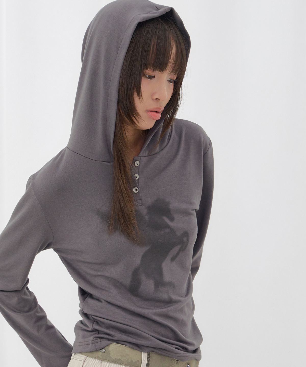 팬시클럽(FANCY CLUB) 페가수스 후드 롱슬리브 (CHARCOAL) F26QB049