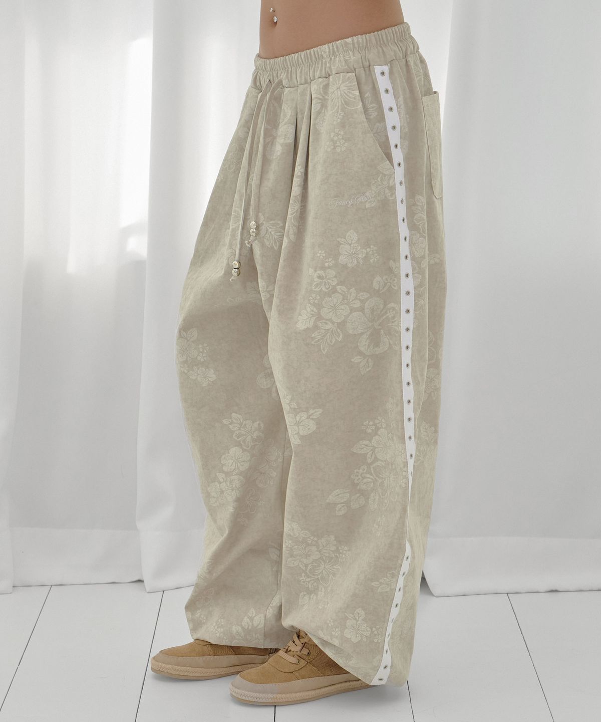 팬시클럽(FANCY CLUB) 플라워 트랙 팬츠 (BEIGE) F26QD157