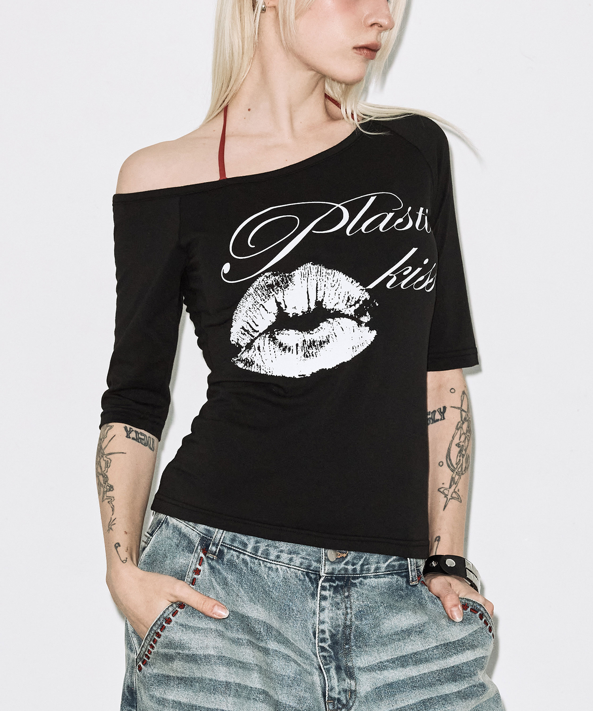 팬시클럽(FANCY CLUB) 플라스틱 키스 원숄더 탑 (BLACK) F26QB051
