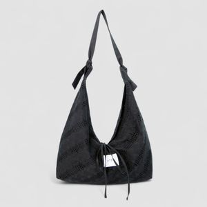 네츄럴 자수 삼각 숄더백 _ [블랙]