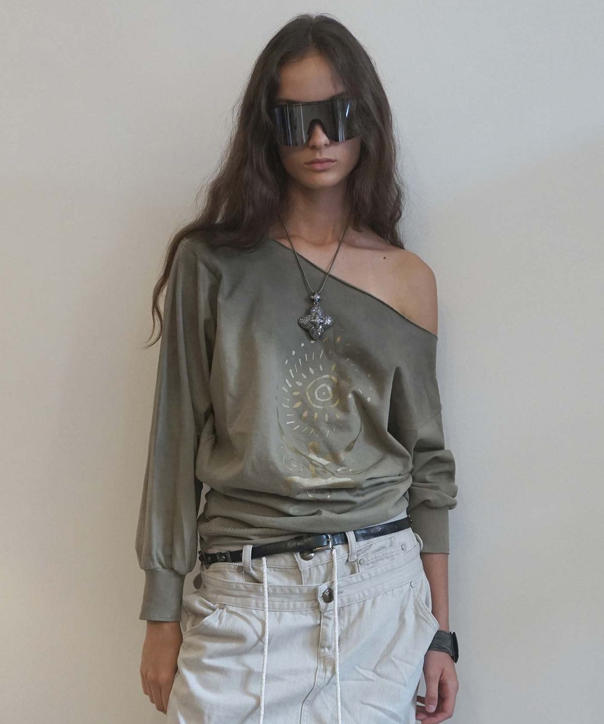 스컬프터(SCULPTOR) Boho Washed Off-Shoulder Tee Khaki