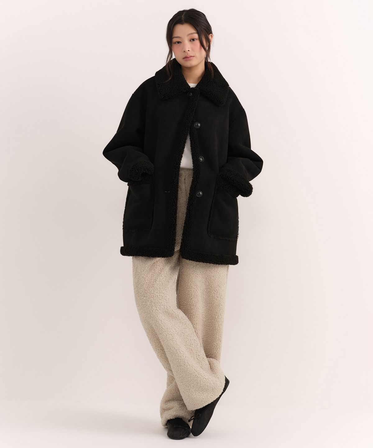 무신사 스탠다드 우먼(MUSINSA STANDARD WOMAN) 우먼즈 리버서블 신세틱 스웨이드 시어링 하프 코트 [블랙]
