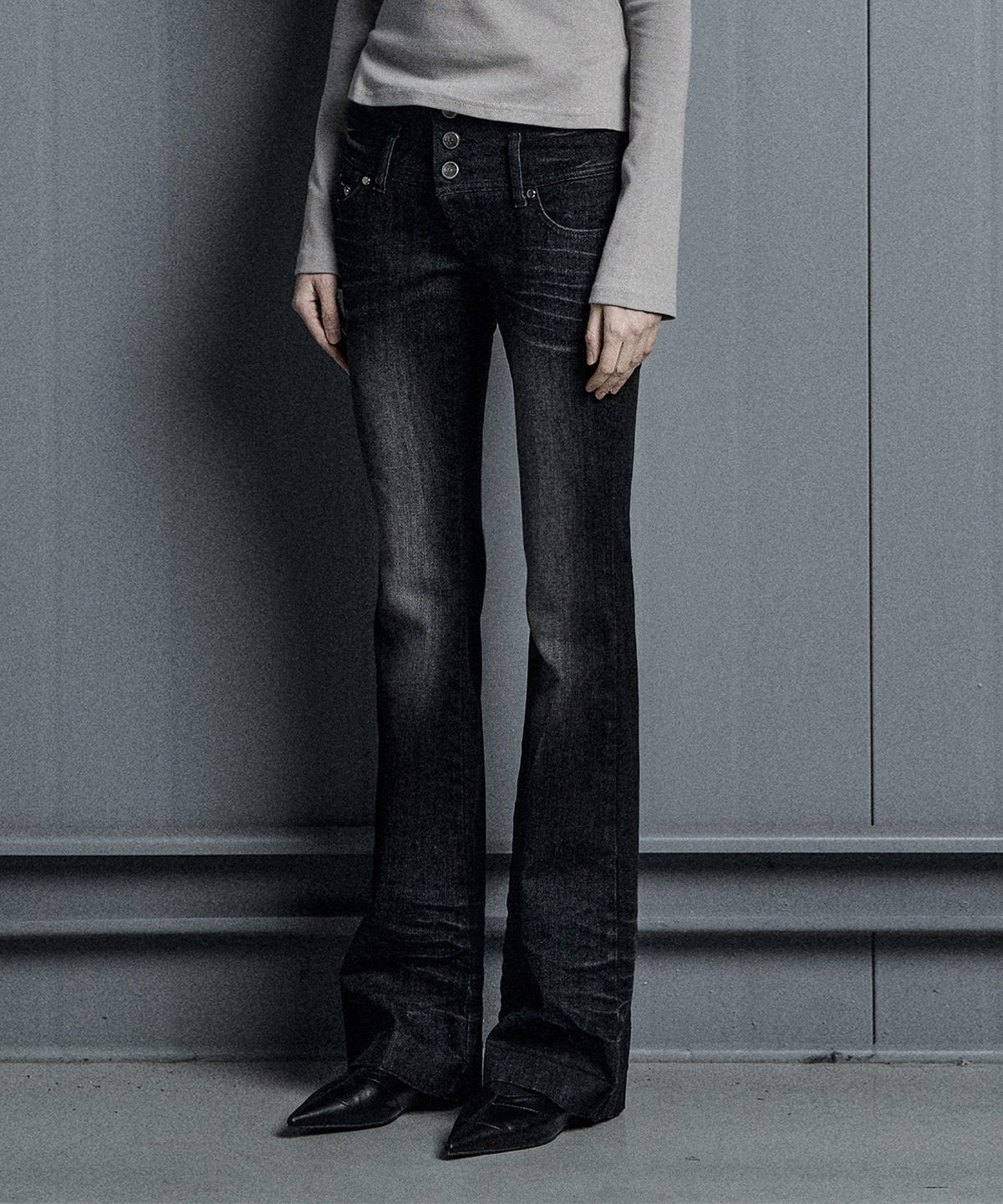 코베트(COVETT) LOW BRUSHED BOOTCUT JEANS