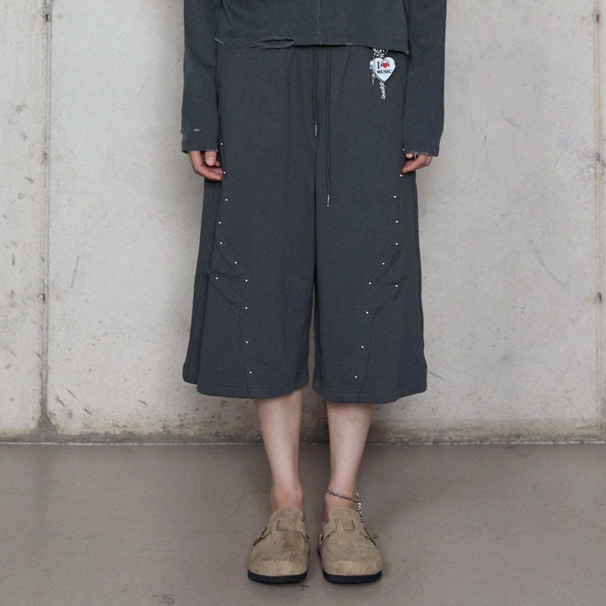 라라폭스(LALAFOX) STUD SWEAT SHORTS CHARCOAL BR4CP001
