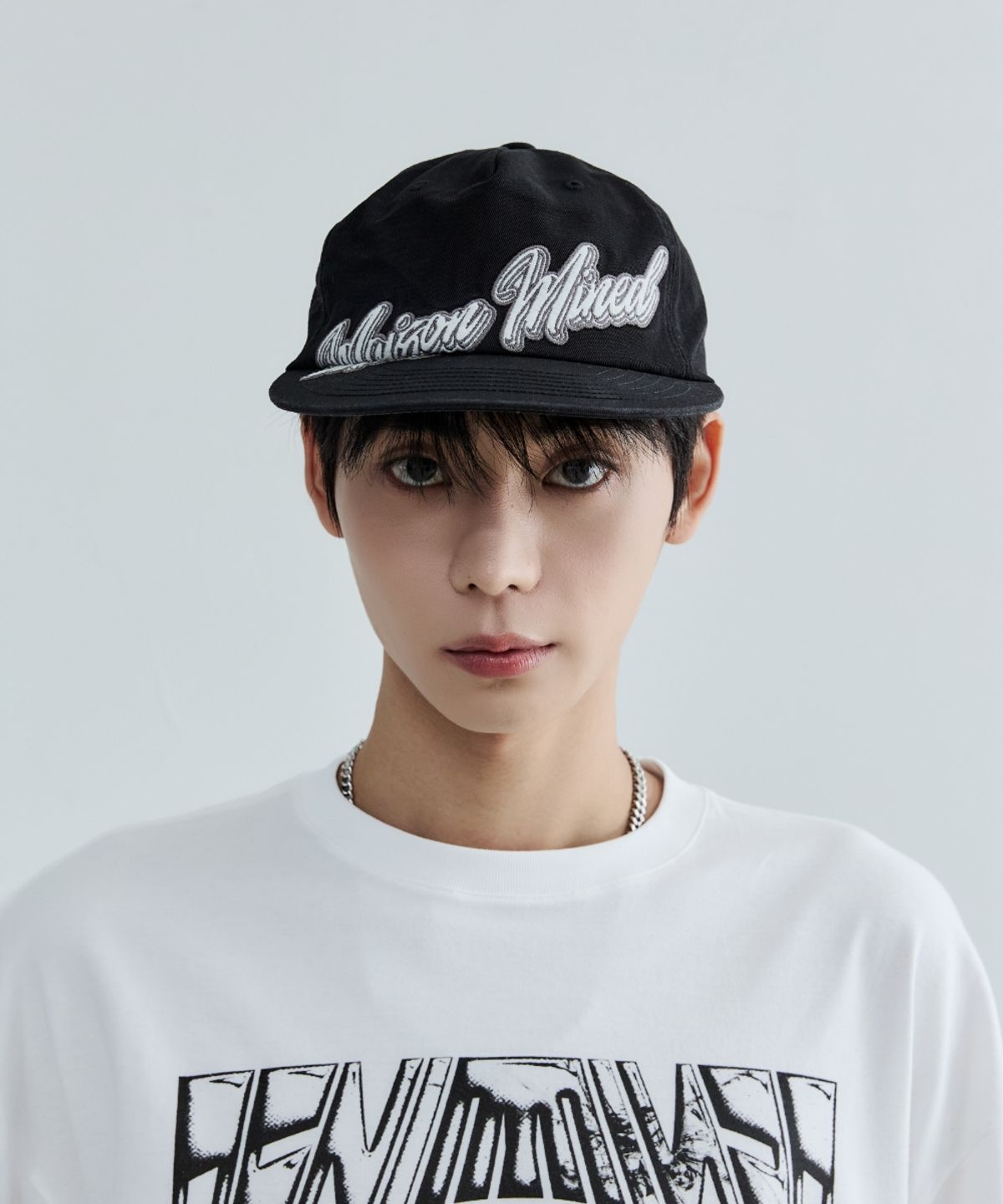 메종미네드(MAISON MINED) SCRIPT TYPE APPLIQUE BALL CAP BLACK