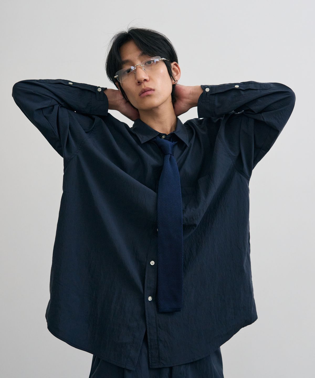 피아리(PIARI) 다이애그널 포켓 나일론 링클 셔츠(딥 네이비)