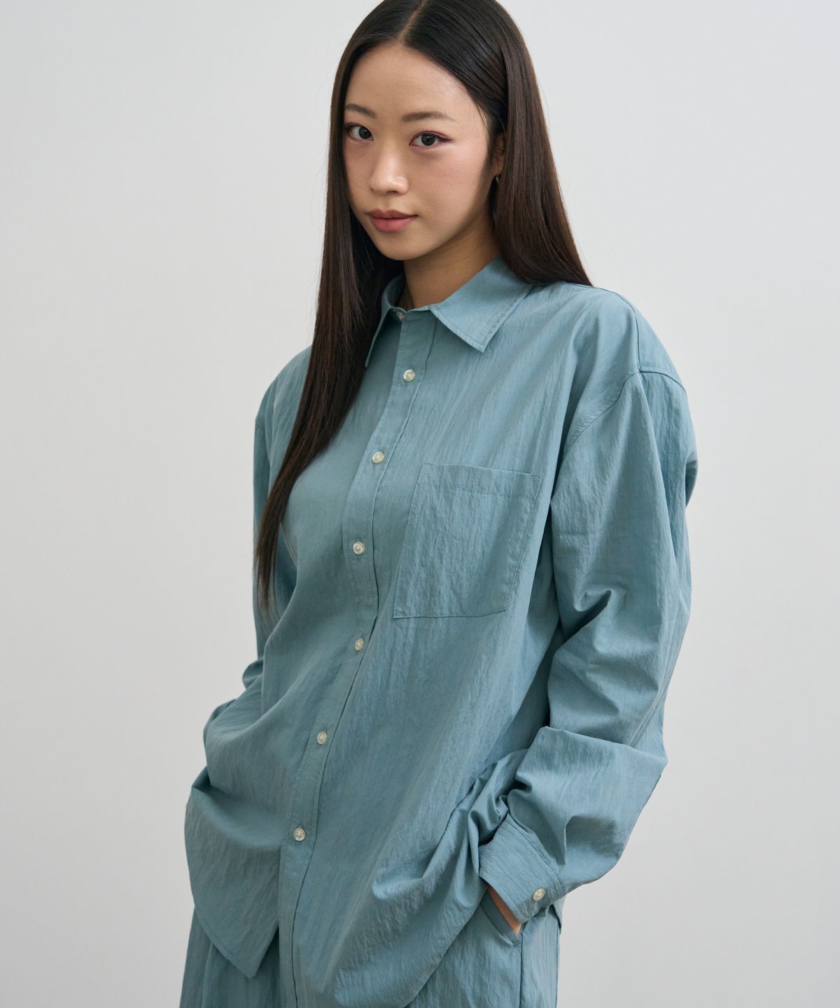 피아리(PIARI) 다이애그널 포켓 나일론 링클 셔츠(그레이시 블루)