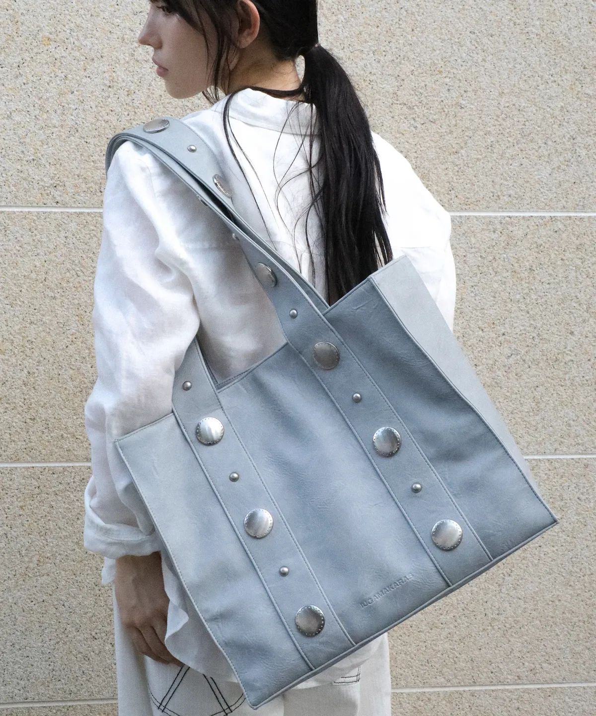 이우가마카라스(IUGAMAKARAS) Big Studded Shopper Bag (Sky Blue)
