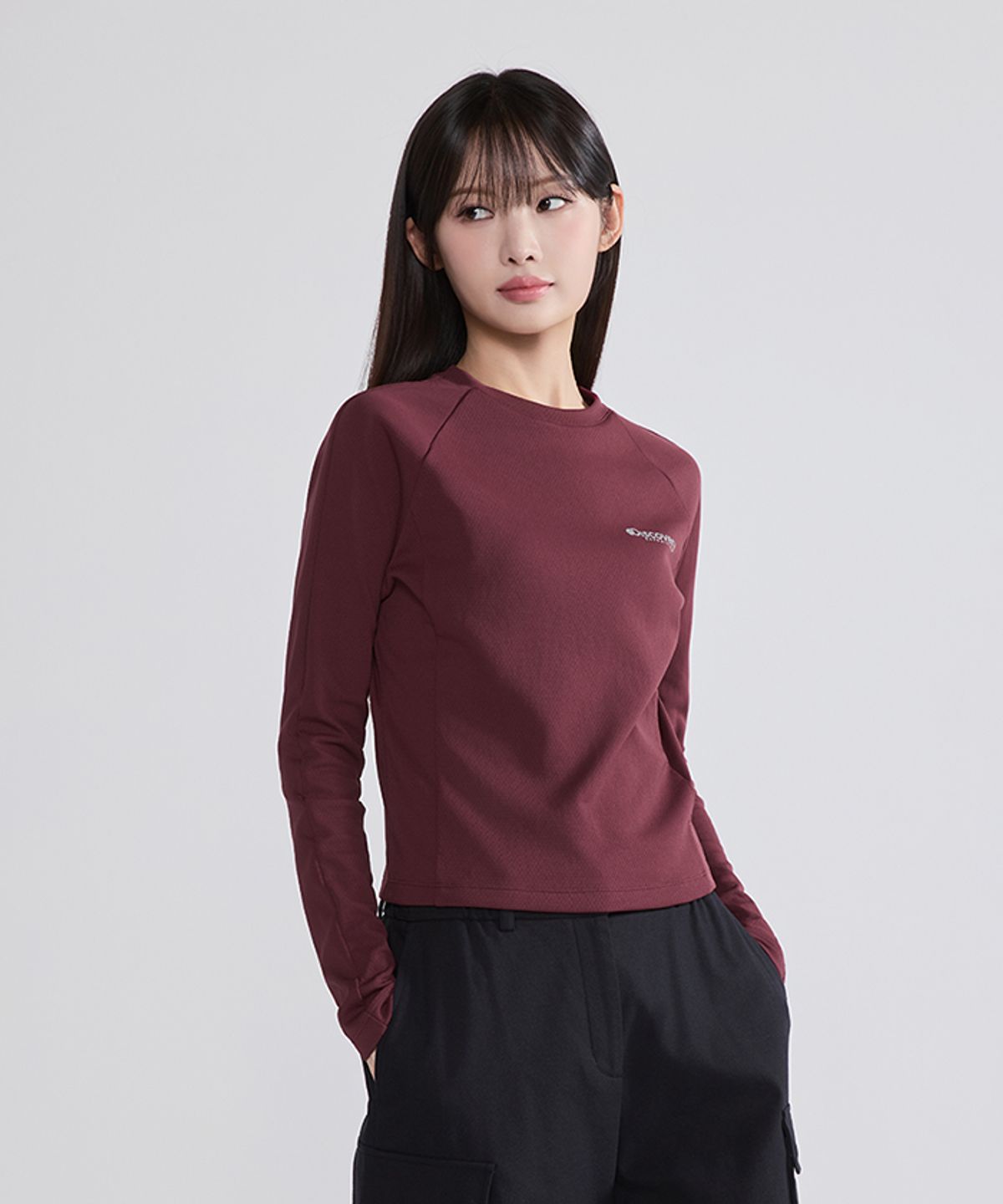 디스커버리 익스페디션(DISCOVERY EXPEDITION) 여성 델타픽 세미크롭 긴팔티 (BURGUNDY)