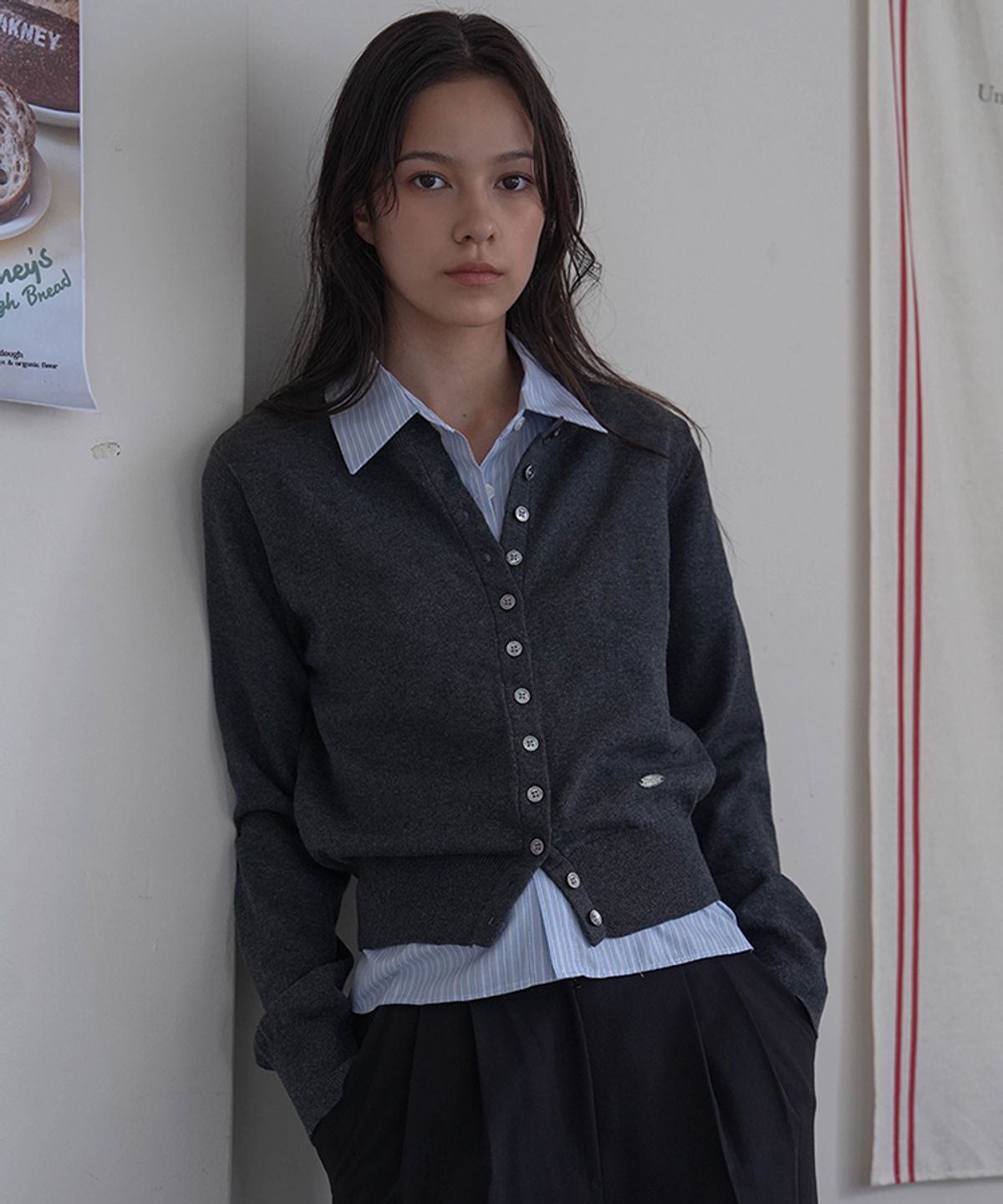드헤베(DEHEVE) Signiture Pearl Button Cardigan [Charcoal]