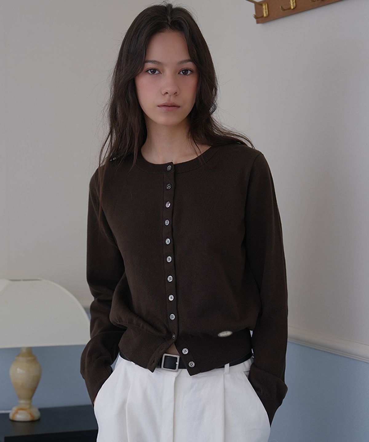 드헤베(DEHEVE) Signiture Pearl Button Cardigan [Brown]