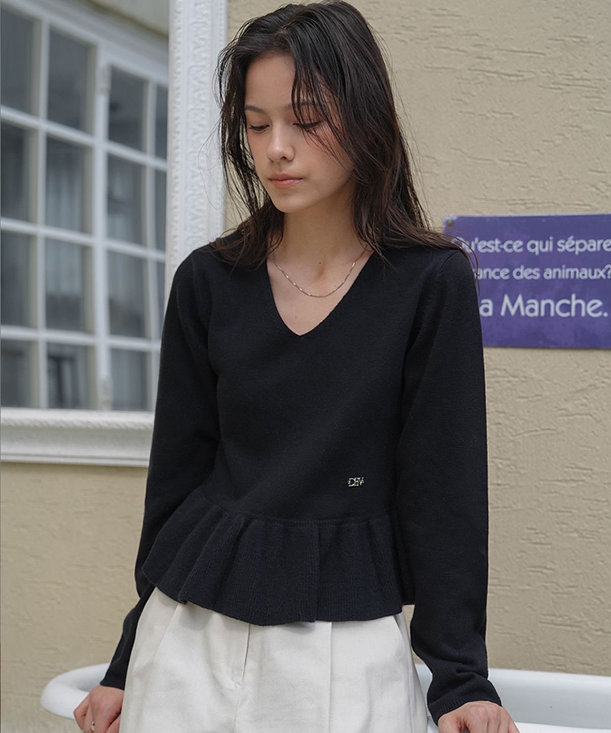 드헤베(DEHEVE) V-neck Flare Shirring Knit [Black]