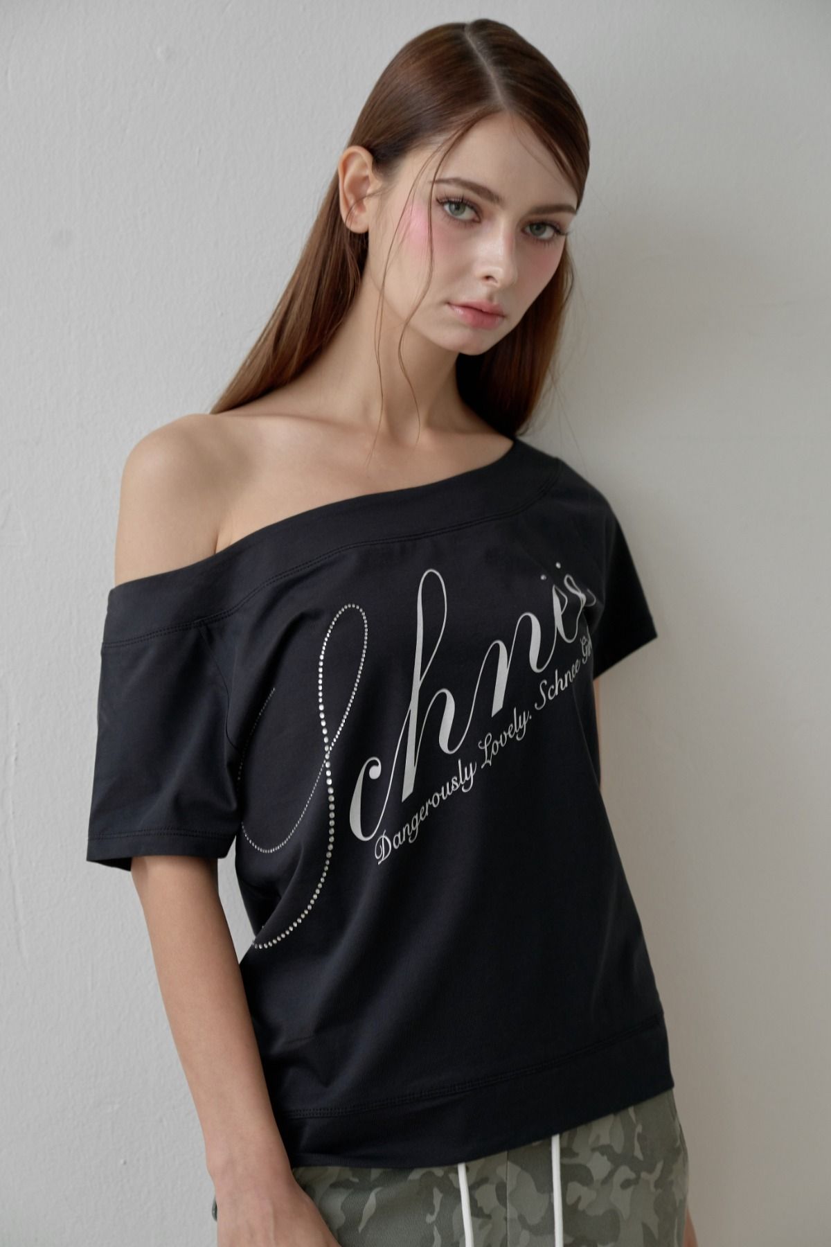 슈네(SCHNEE) MUSE ONE SHOULDER TEE - BLACK
