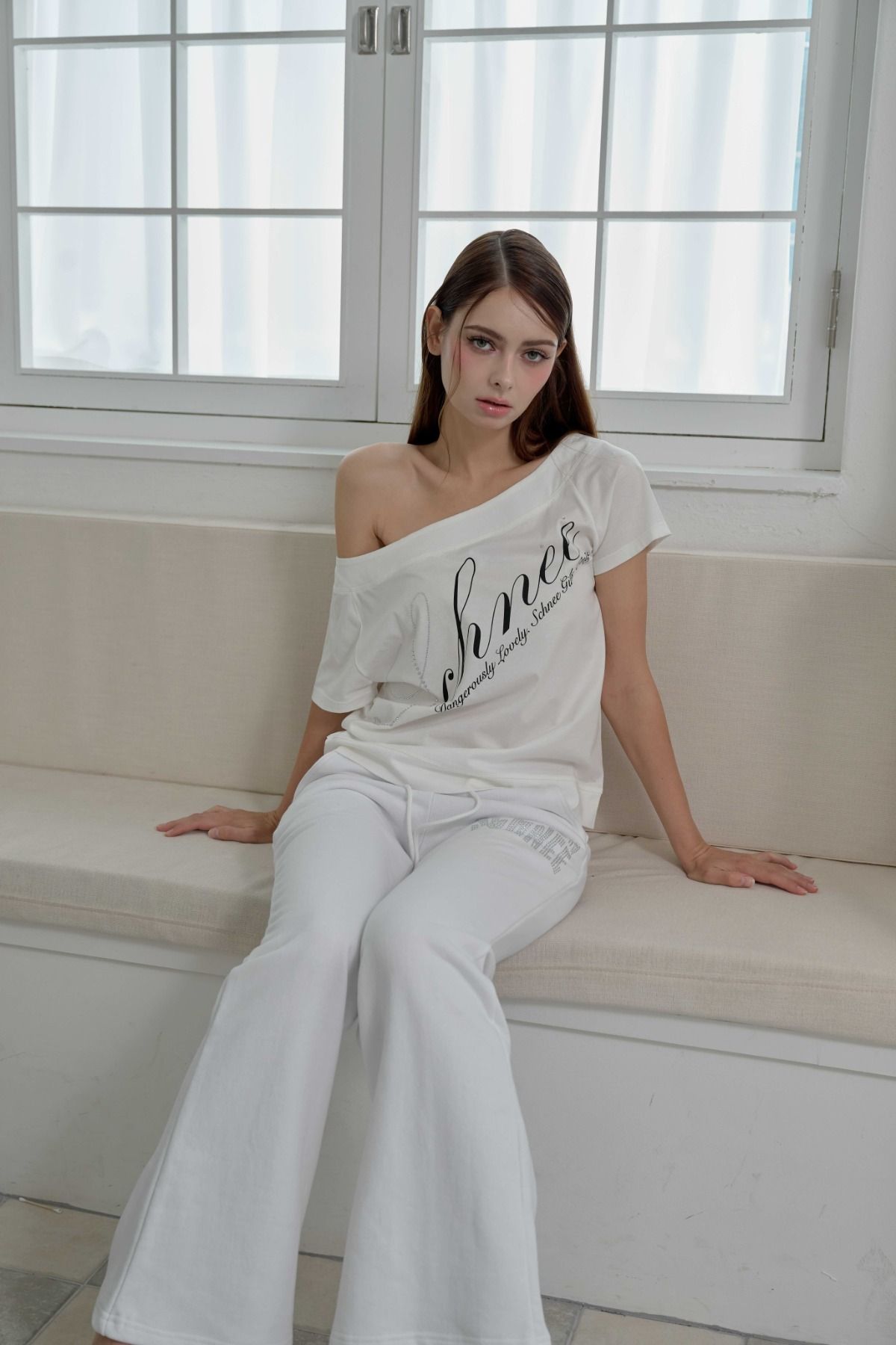 슈네(SCHNEE) MUSE ONE SHOULDER TEE - IVORY