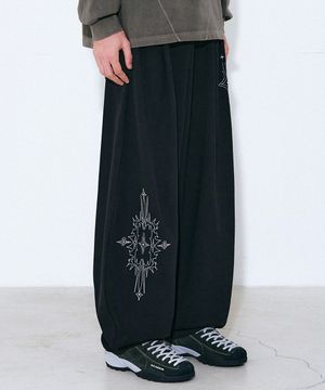 원턱 노이즈 스티치 자수 벌룬 팬츠 블랙