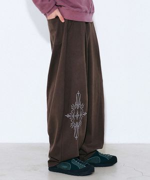 원턱 노이즈 스티치 자수 벌룬 팬츠 애쉬 브라운