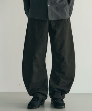 아크 플로우 커브드 다트 팬츠 [블랙]