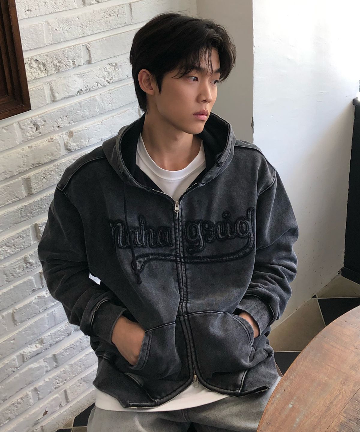 마하그리드(MAHAGRID) WASHED CUT OFF APPLIQUE HOOD ZIP UP BLACK(MG2FFMM496A)