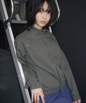 하이넥 스탠다드 스트랩 비조 포인트 블루종 집업 자켓 [차콜]