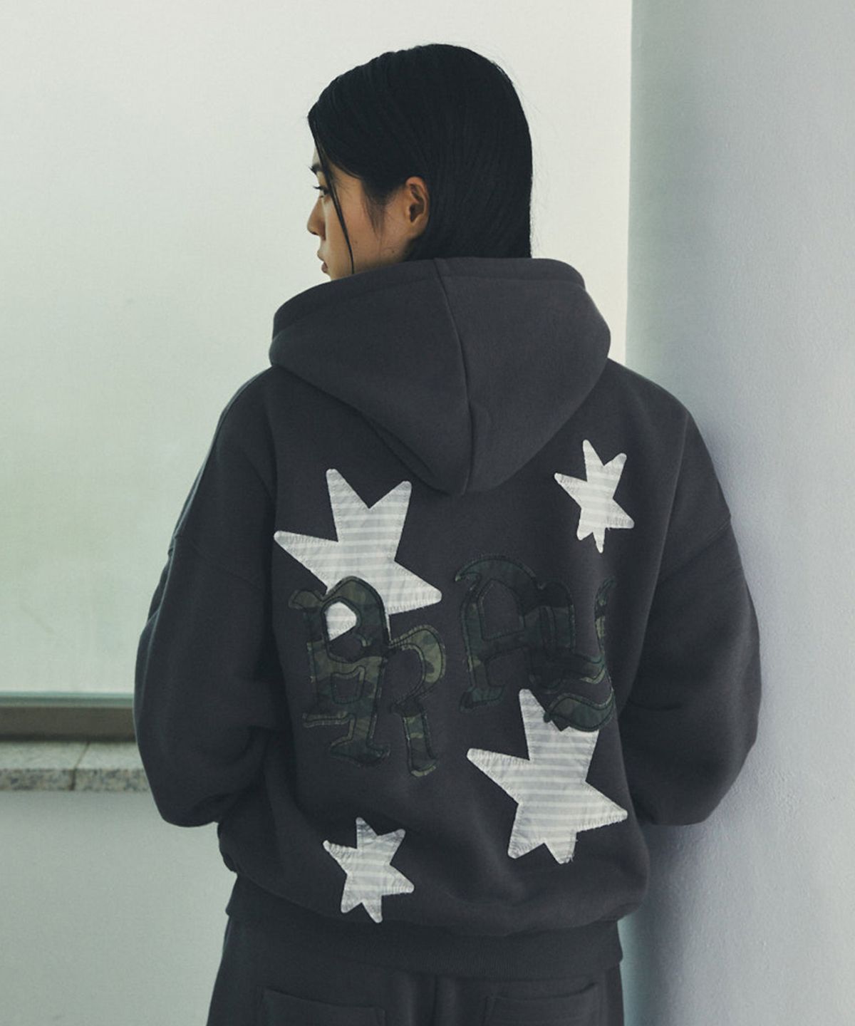 마하그리드(MAHAGRID) PRAY APPLIQUE ZIP UP HOODIE CHARCOAL(MG2FFMM495A)
