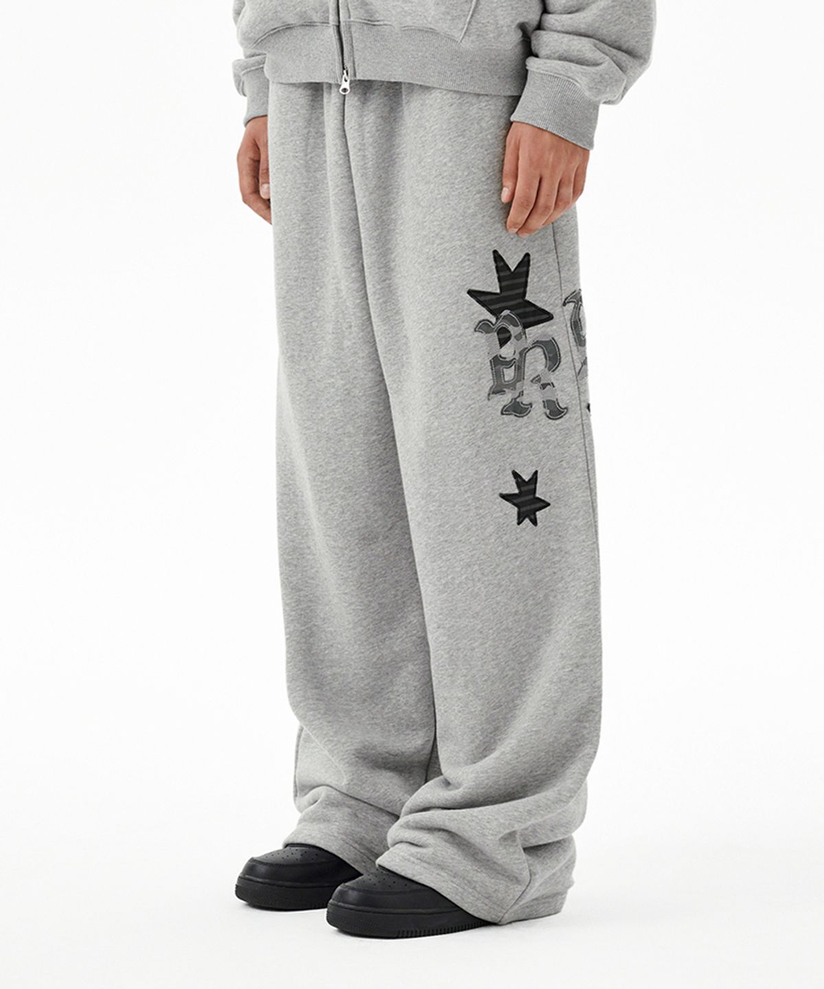마하그리드(MAHAGRID) PRAY APPLIQUE SWEAT PANT GREY(MG2FFMPA05A)
