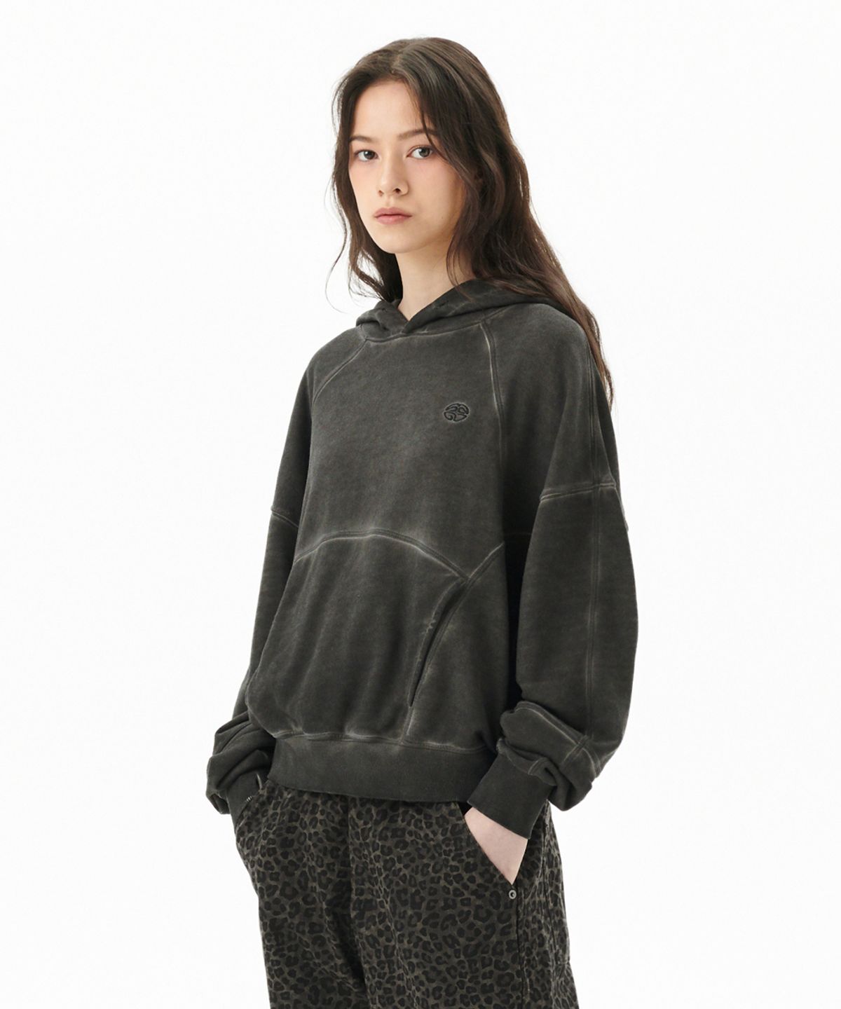 마하그리드(MAHAGRID) DYED CURVED SEAM CROP HOODIE CHARCOAL(MG2FFFM417A)