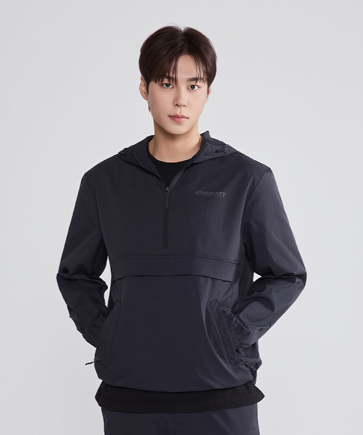 디스커버리 익스페디션(DISCOVERY EXPEDITION) 남성 내추럴 우븐 트레이닝 후드형 아노락 (BLACK)