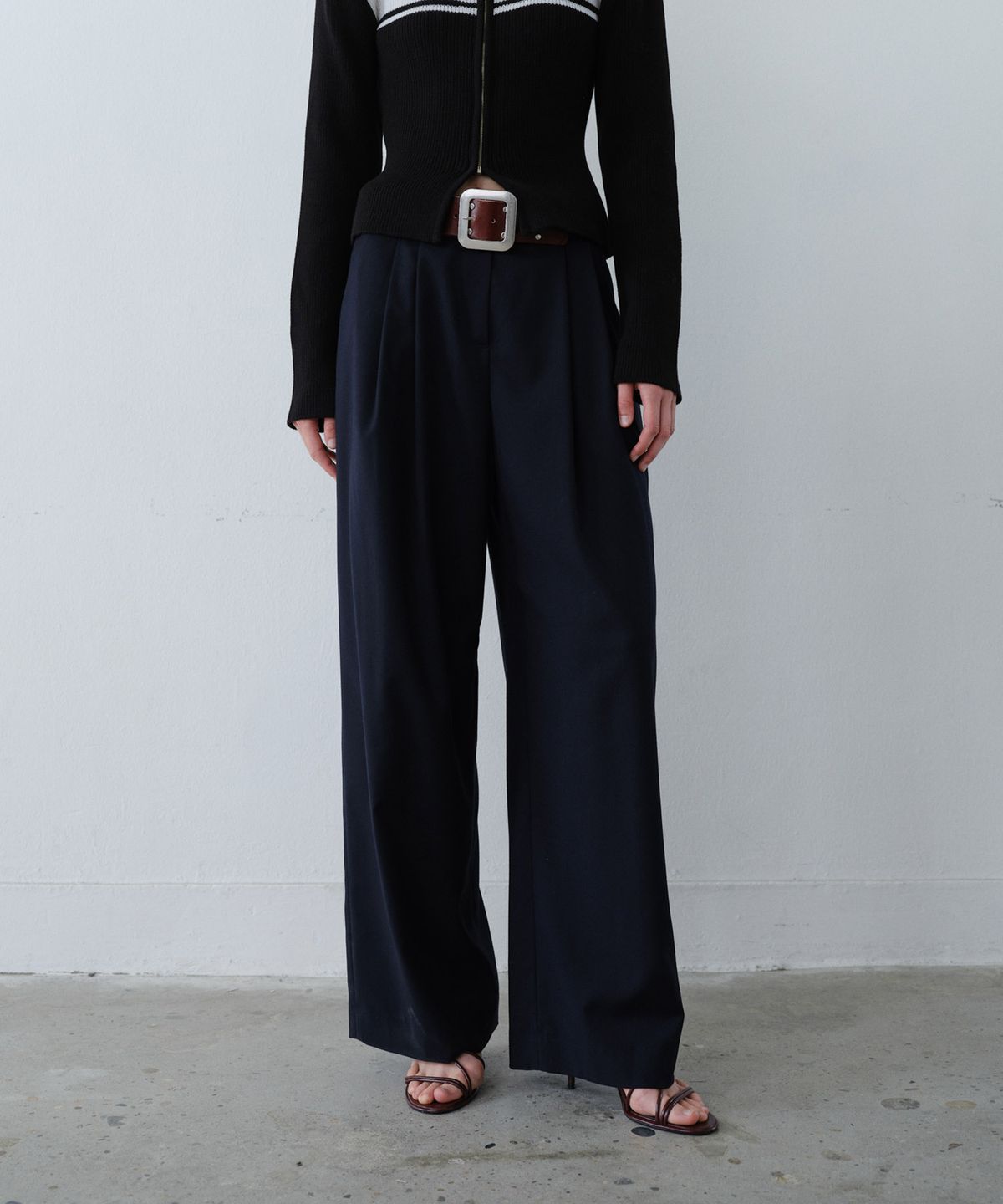 엔오르(EN OR) BELTED PINTUCK WIDE SLACKS - NAVY