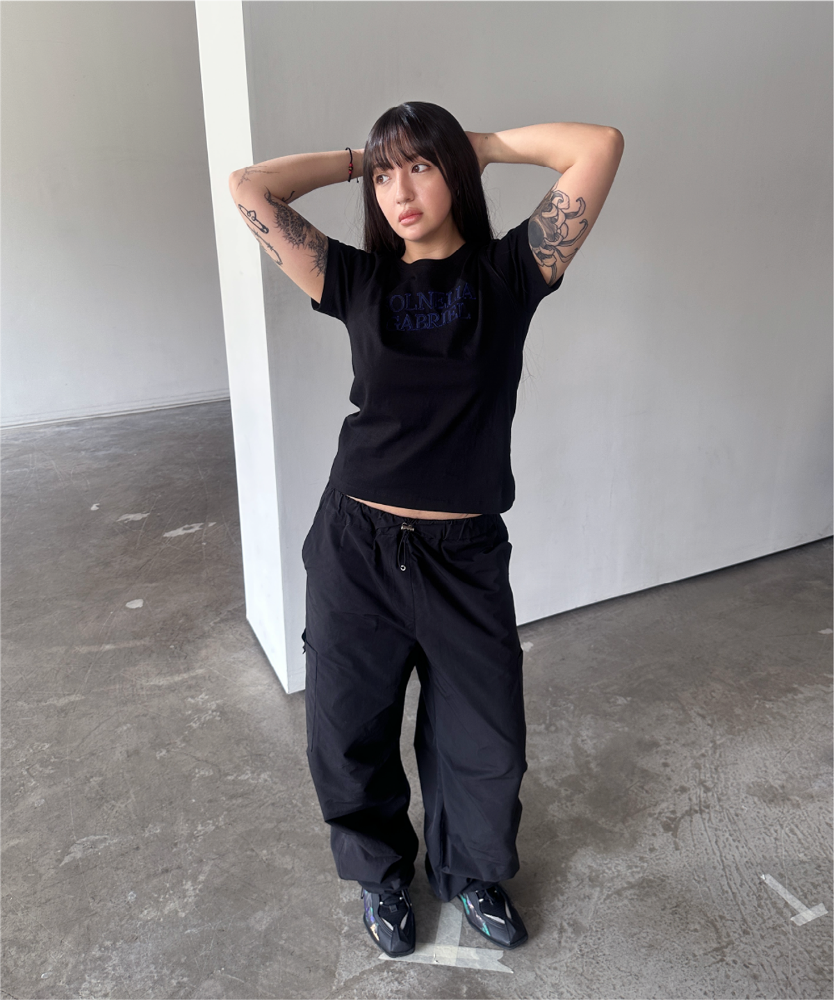 솔넬리아 가브리엘(Solnelia Gabriel) SOLNELIA GABRIEL/ SOLNELIA GABRIEL SIGNATURE LOGO CROP T-SHIRT