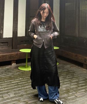 (우먼) 스퀘어 로고 데미지 후드 집업_차콜