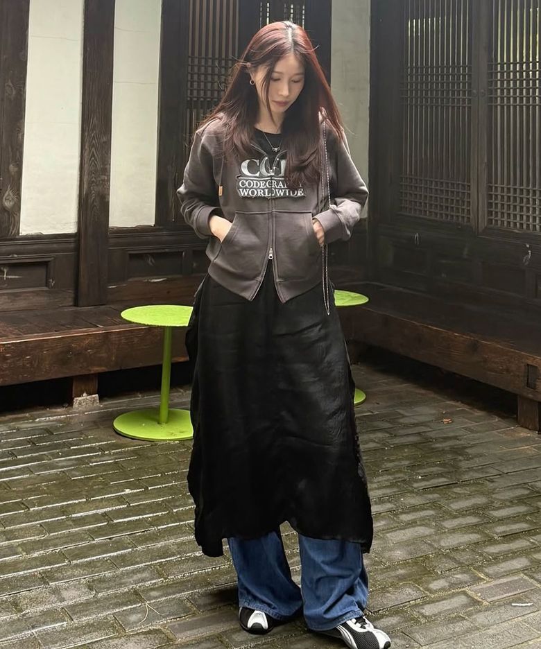 (우먼) 스퀘어 로고 데미지 후드 집업_차콜