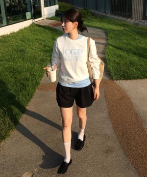 (우먼) 스퀘어 로고 맨투맨_오프화이트