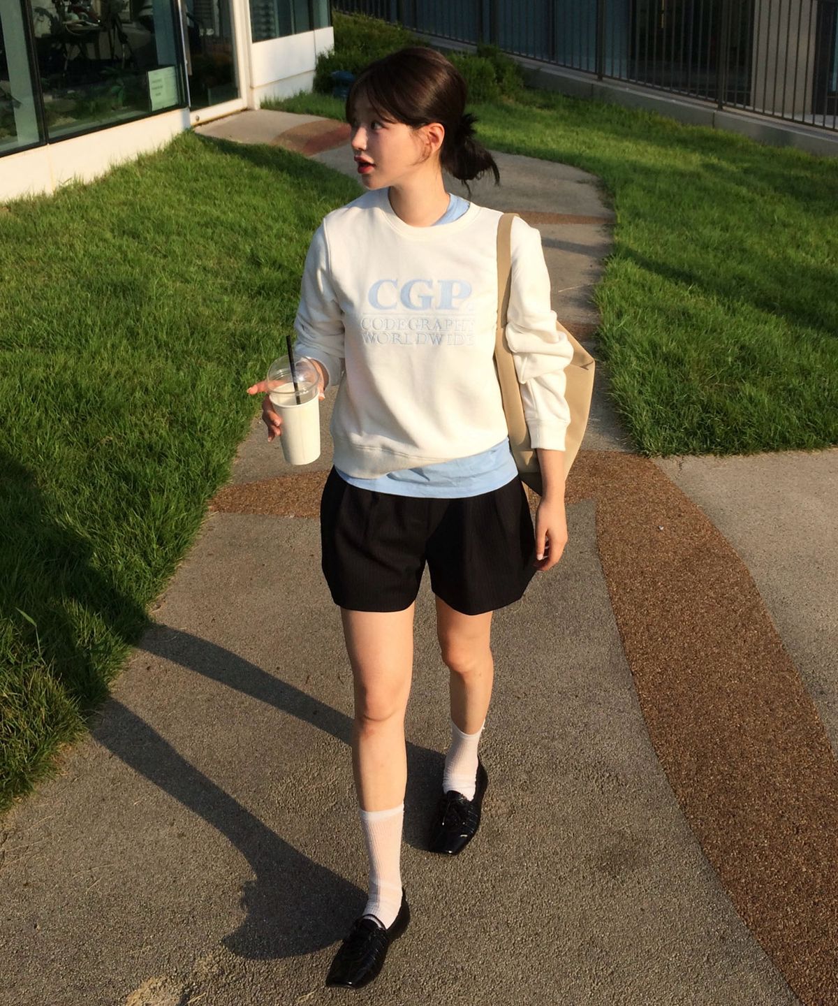 코드그라피(CGP) (우먼) 스퀘어 로고 맨투맨_오프화이트